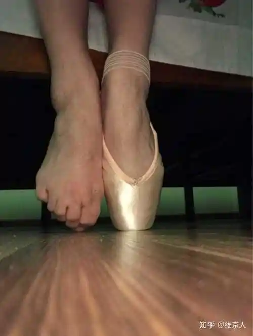 芭蕾舞者的脚长什么样看到伤痕累累的脚