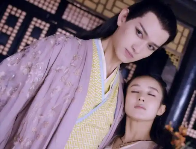 刚走红那一段,马可是蒙的,社交平台粉丝蹭蹭往上涨,身边各种各样的