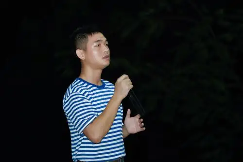 情系边防官兵欢乐送进军营