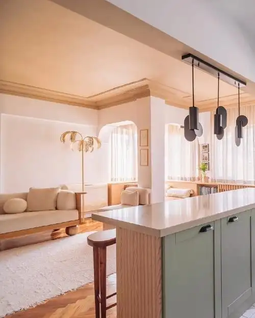 白墙简单大方,加上无吊顶设计的干净利落,房间整个都很