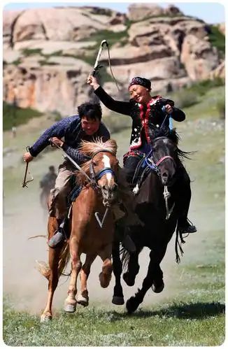 哈萨克族牧民俗活动《姑娘追》