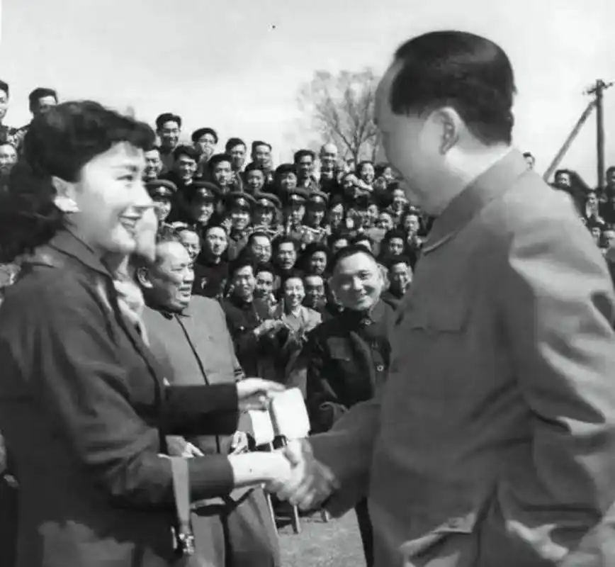 被称为"时代美人"的夏梦与伟人的合影