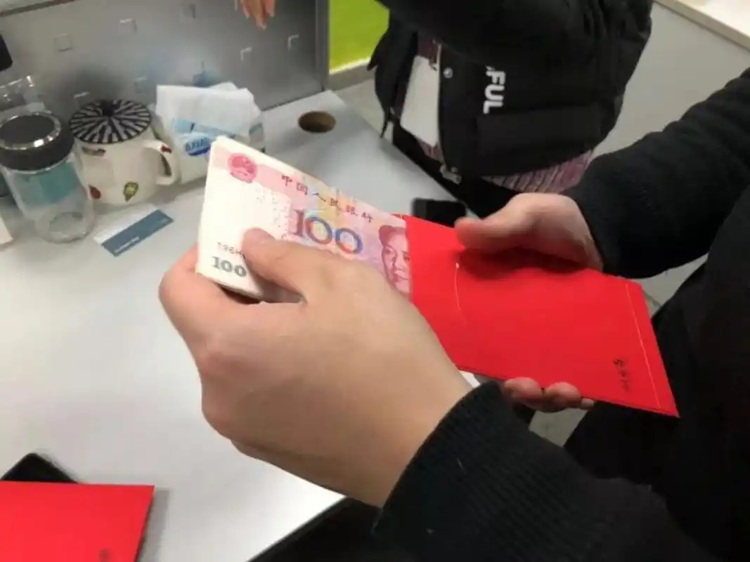 hr小姐姐为什么给我发红包