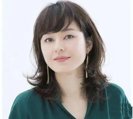 45岁女人想要年轻提气质试试这五款发型优雅减龄很时髦