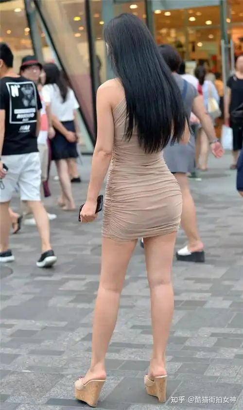 街拍女神超短褶皱包臀裙的时尚女生