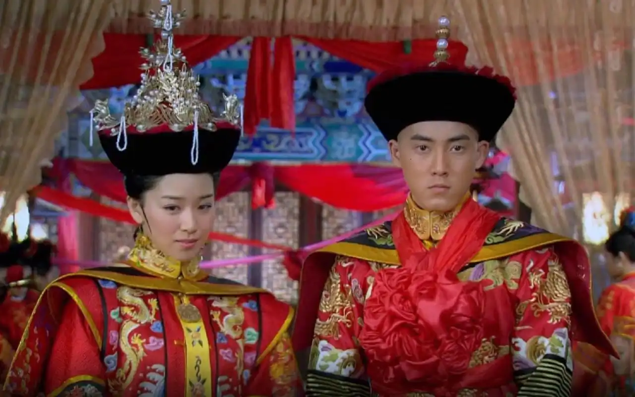 新还珠39永琪欣荣大婚小燕子一首歌永琪差点摔下马欣荣被啪啪打脸