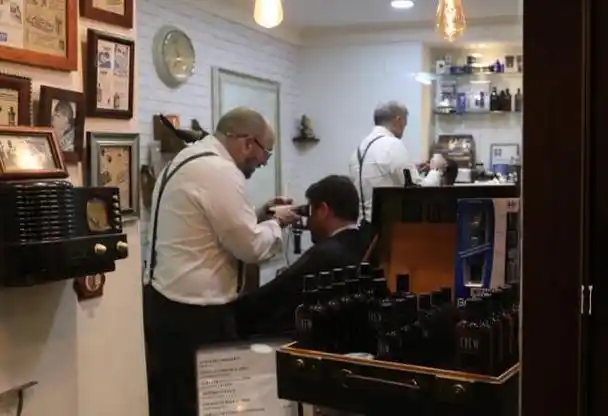 而在越南的理发店,剪一次头发折合