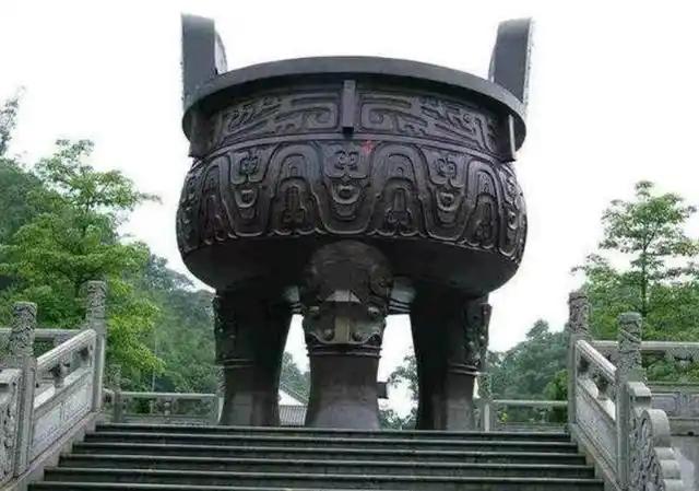 九鼎,乃远古时代的最高标志,号称华夏第一神兵,根据史籍记载,九鼎本就