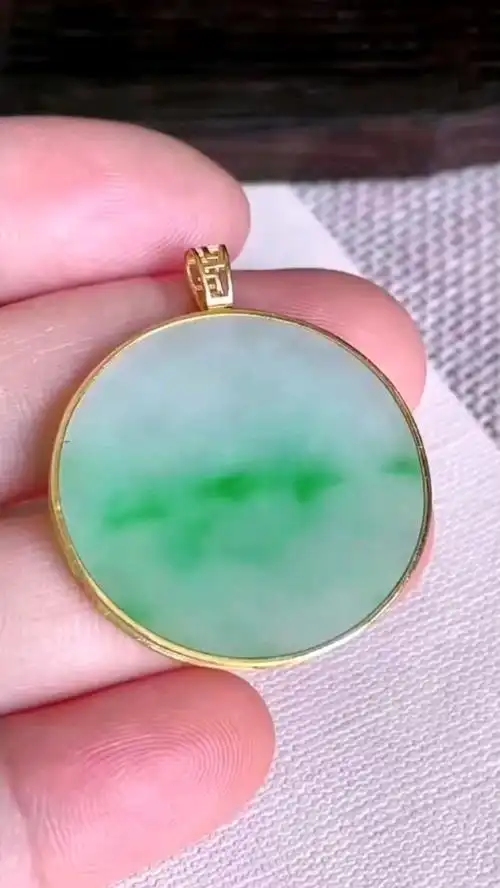 分享18k镶冰飘绿圆无事牌,冰润通透种老.