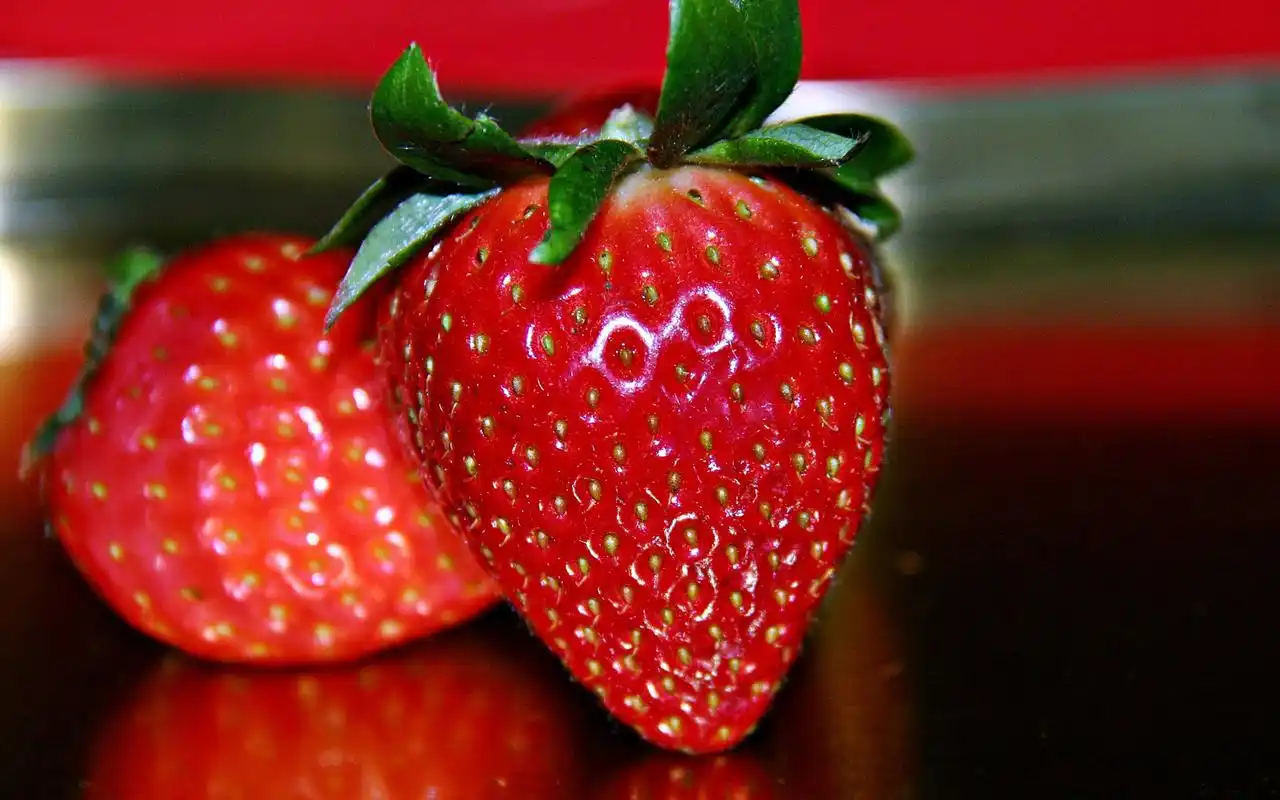 酸甜可口的草莓高清电脑壁纸