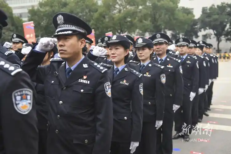 当天是首个中国人民警察节,长沙公安首次举行升警旗仪式,民辅警代表