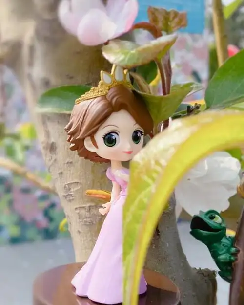 乐佩公主出来溜达赏花了,短发的她萌化人心