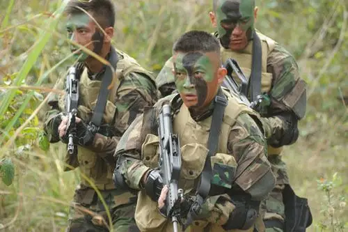 杨志刚剧照新浪娱乐讯 改编自同名小说的电视剧《火蓝刀锋》将在本