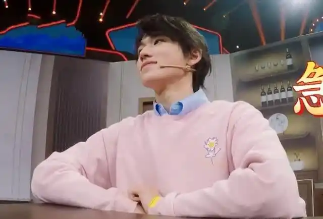 宋亚轩上课吃柚子,却意外带火了偷吃的"姿势",00后不敢模仿