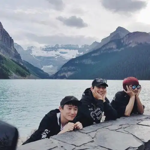 戏精三人组加拿大旅游 解锁各种合影逗比pose
