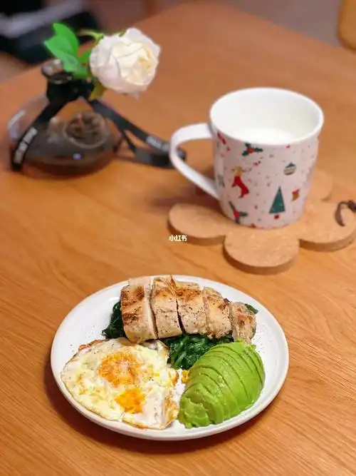 一个人的早餐炙烤鸡胸肉牛油果