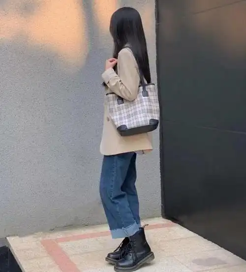 入秋少不了一双好看的马丁靴,搭配裤子或裙子都合适,时髦还百搭