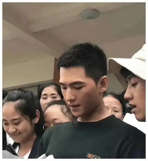 30岁杨洋新剧不断线下被偶遇生图状态令人感慨