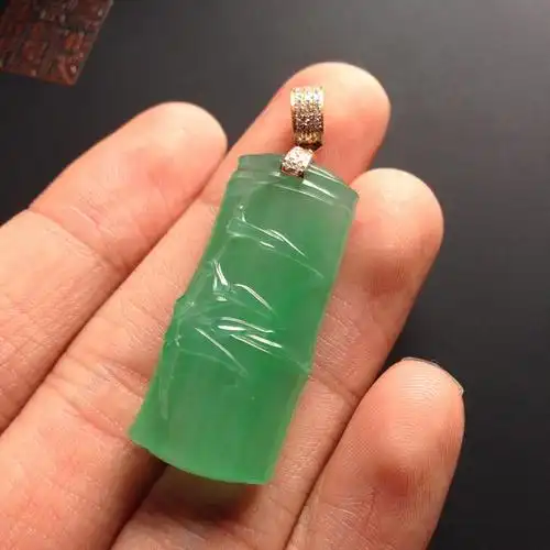 冰玻种绿底 缅甸天然翡翠竹节挂件 18k金扣 尺寸35-16-8毫米