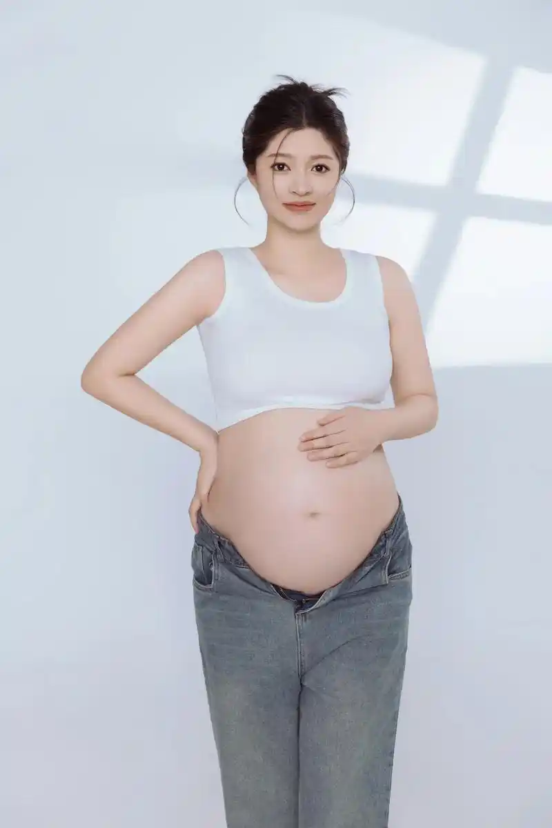 1 1=3的家庭模式 期待我们的小baby#孕妇照 #炫腹 - 抖音