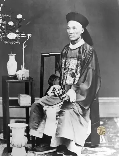 原创清末老照片迟暮之年的慈禧太后穿着官服真实的清朝官员