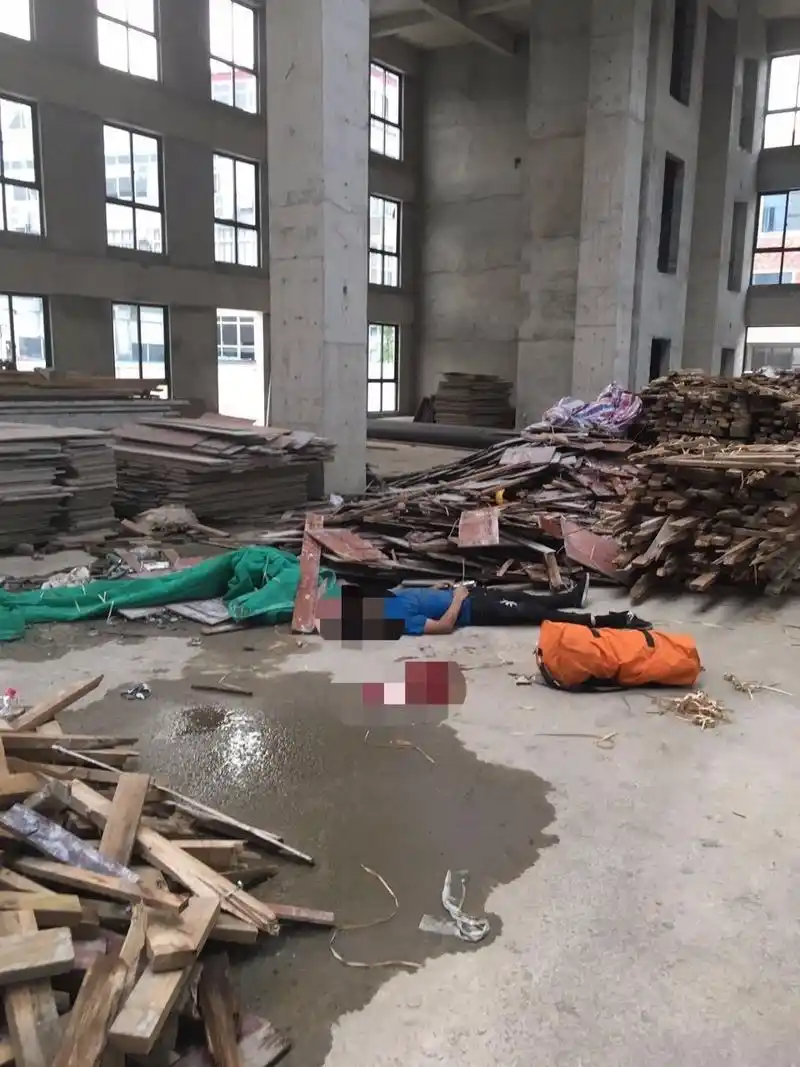 根据现场发回的照片来看,死者应该是一名年轻男性,意外身亡实在令人