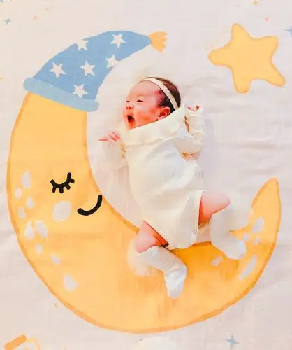 于是,妈妈买了一块背景布,给你拍满月照留念