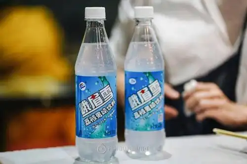 听说吃乐山油炸的标配是 峨眉雪,一口甜丝丝的荔枝汽水下肚,果然好解