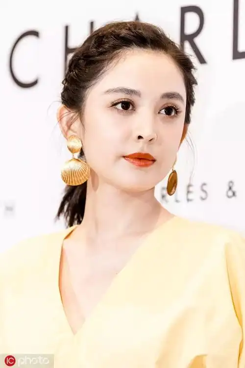 加入编发的元素,就算是简单的马尾,也会将两侧的头发编起来增加造型感