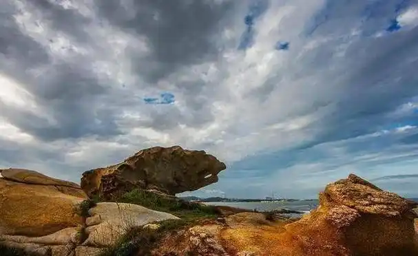 福建泉州的石狮观音山:人间仙境 福建泉州的石狮观音山位于永宁镇东端