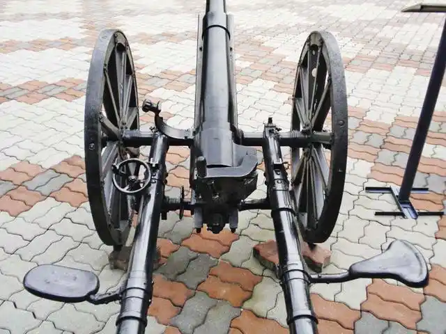 日军装备装备的一门四一式山炮,这款火炮使用独脚式大架,便于用人力