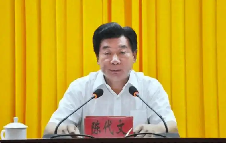 曾长期在思南县工作,曾任副县长,县委常委,副县长等职,后任铜仁地区