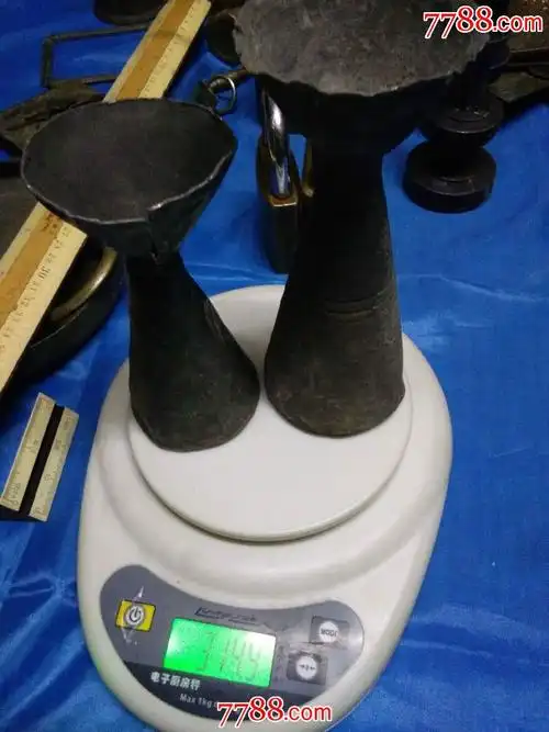 两个锡或铅酒壶