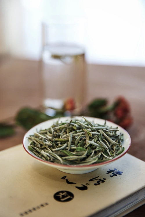 如何挑选白毫银针市场上白毫银针鱼龙混杂,首先一定要认准正宗原产地