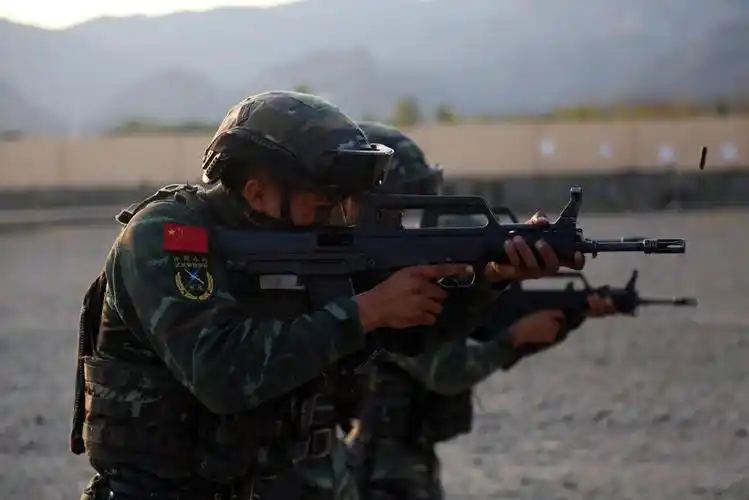 装弹,举枪,瞄准,射击……为锤炼特战队员的实战能力,连日来,宁夏武警