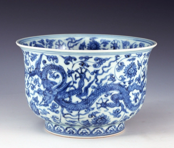明正德 景德镇窑青花缠枝莲龙纹碗 上海博物馆藏