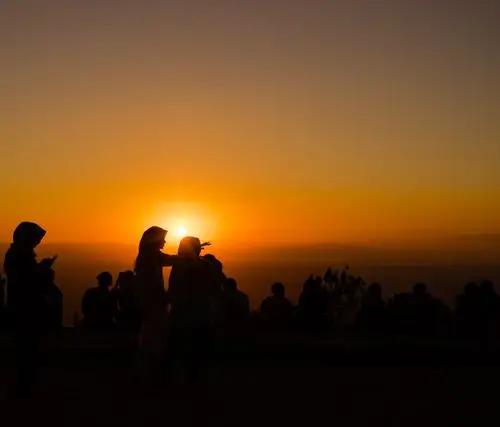黄金时间几个人的侧影照片-云彩,人,傍晚,天空,太阳,户外,日落,背光