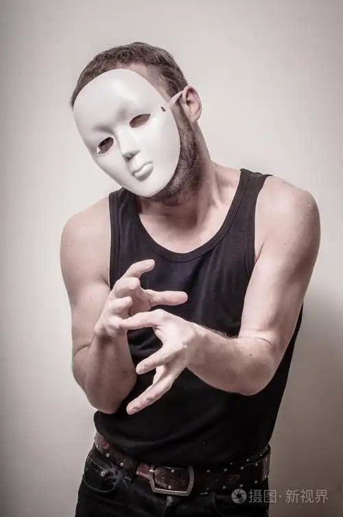戴着白色面具的男人