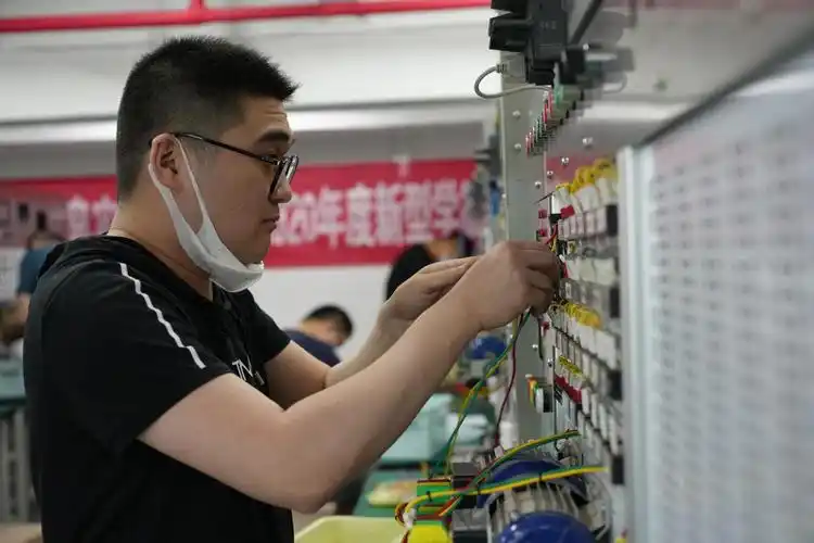 烟台高薪职业培训学校开展新型学徒电工技能考试