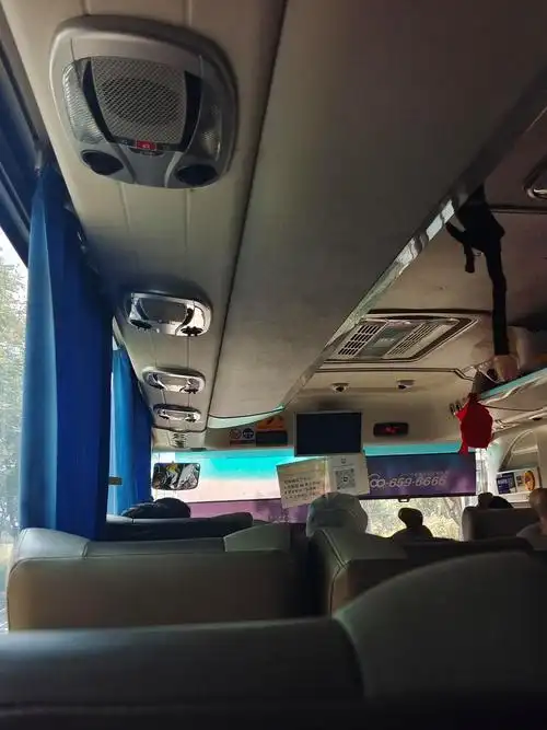 好久没坐过大巴了,还以为在高铁和网约车的双重夹击下,大巴已经退出