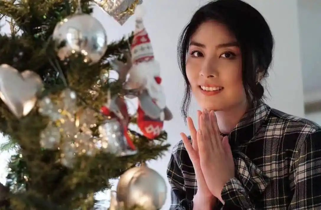 陈慧琳晒素颜照庆祝50岁生日,皮肤紧致无僵硬感不愧为冻龄美女_丈夫