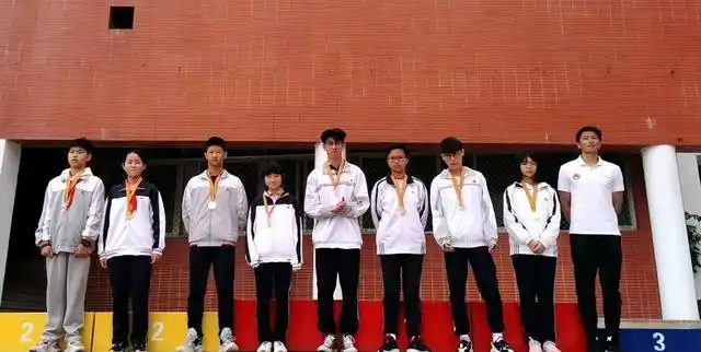 泉州一中这些班级及个人获奖了颁奖现场情况是这样的