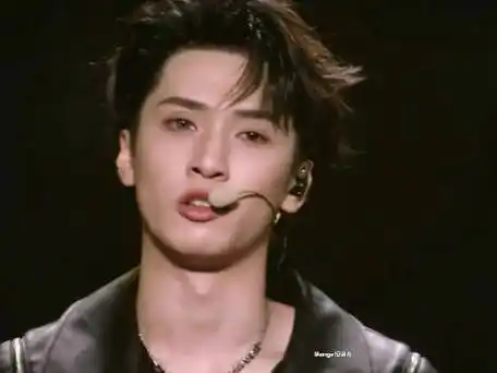 严浩翔在澳门演唱会现场哭了,好像很少看到他这么脆弱的样子