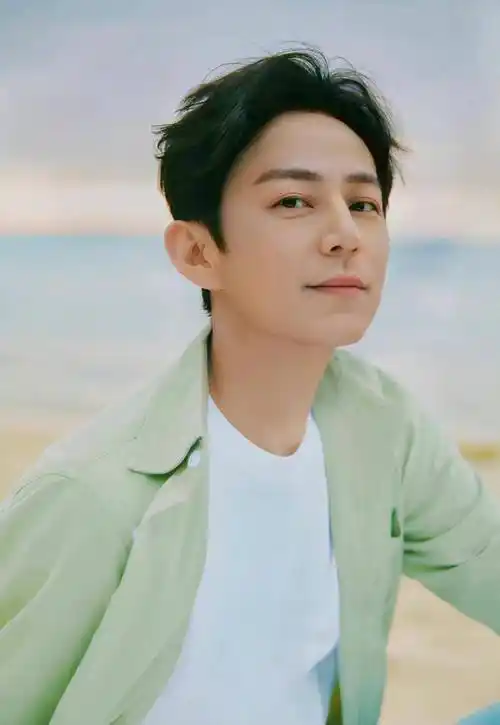 何炅48岁生日却无顶流祝福曾被半个娱乐圈抢着送祝福塑料友谊