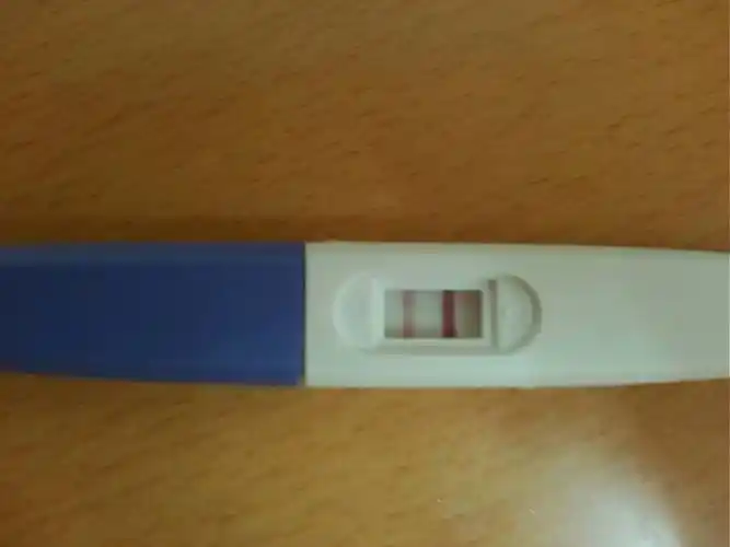 月经迟迟未来,已有超过七天,用晨尿显示验孕棒一深一浅是不是真的怀孕