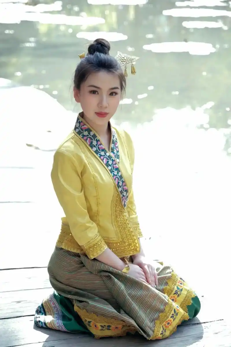 去有风的地方当一次傣族姑娘#傣装写真 #西双版纳 #有风的地 - 抖音