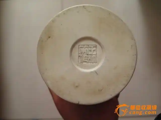 王炳荣雕瓷龙纹笔筒