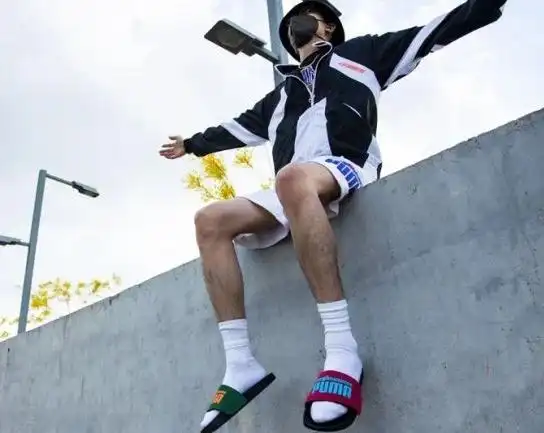 2020夏季潮流出街拖鞋推荐 潮男拖鞋搭配袜子图片