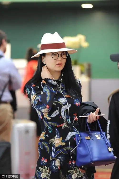 李湘花裙包到脚显富态 素颜皮肤依旧白皙