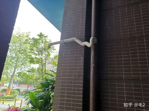 毛2 29 人赞同了该回答 我小区的是在二楼下的主管加溢流管.